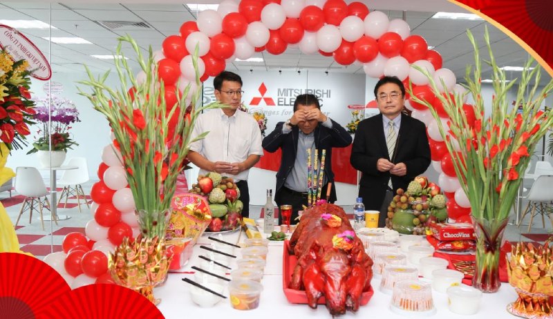 Tiến hành nghi thức cúng khai trương
