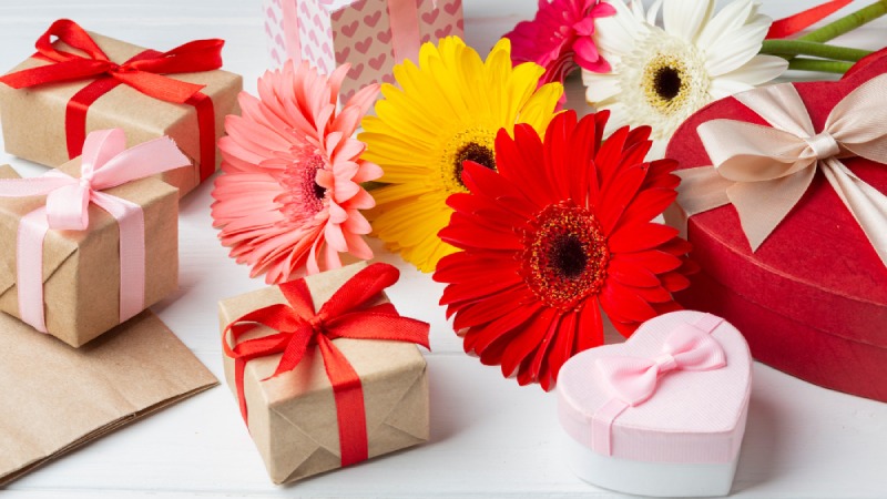 Tổ chức lễ tri ân và tặng quà cho thầy cô