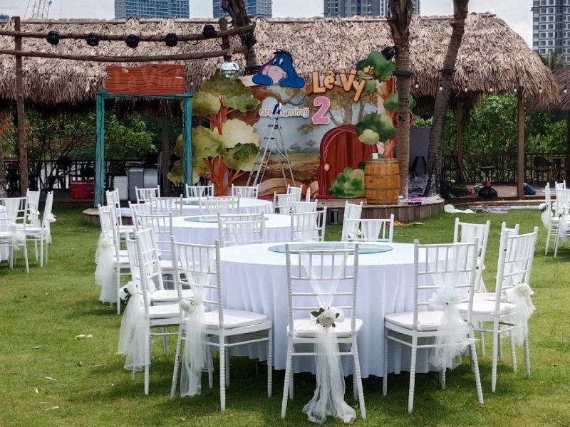 Bàn tròn sang trọng kèm ghế Chiavari