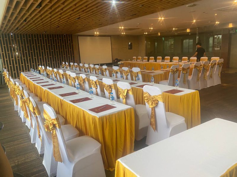 Bàn chữ nhật và ghế Banquet