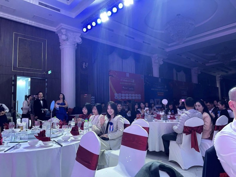 bàn ghế đẹp trong Year End Party