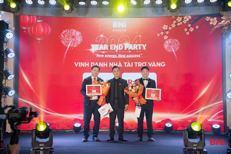 Tri ân tặng quà cho đối tác và nhân viên